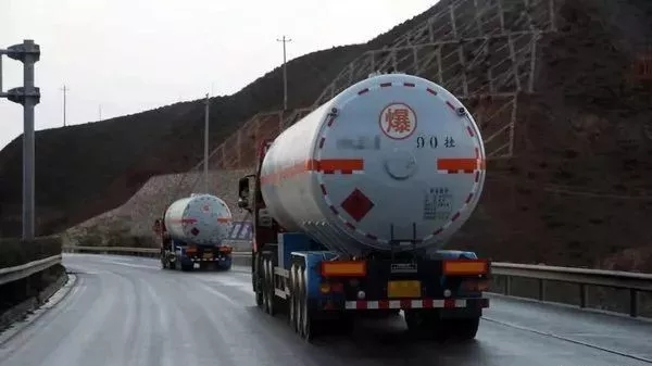 運費翻倍暴漲！四大運輸新規(guī)正式實施，貨車上高速成“奢侈品”？
